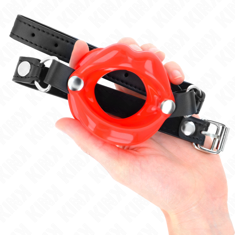 Kink - Bavaglio Lip 8 Cm Con Cinturino In Similpelle Rosso 63 X 2 Cm Regolabile 39-58 Cm - KINK COLLAR & GAG - Ball Gag e Bavagli | erosidea.com