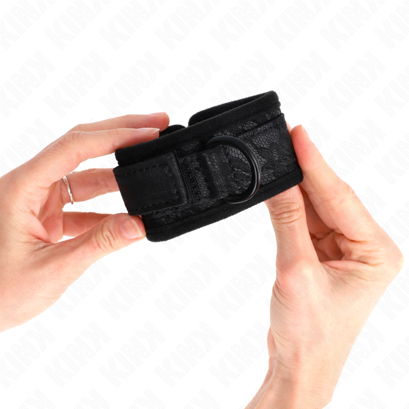 Kink - Polsi Ricoperti Di Pizzo Scuro In Neoprene Regolabile Nero 20-29 Cm X 5 Cm - KINK WRIST RESTRAINT - Manette e Polsini | erosidea.com