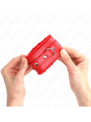 Kink - Poggipolsi Premium Imbottiti In Pelliccia Rossi Con Cintura Rossa Regolabile 17-29 Cm X 6 Cm - KINK WRIST RESTRAINT - Manette e Polsini | erosidea.com