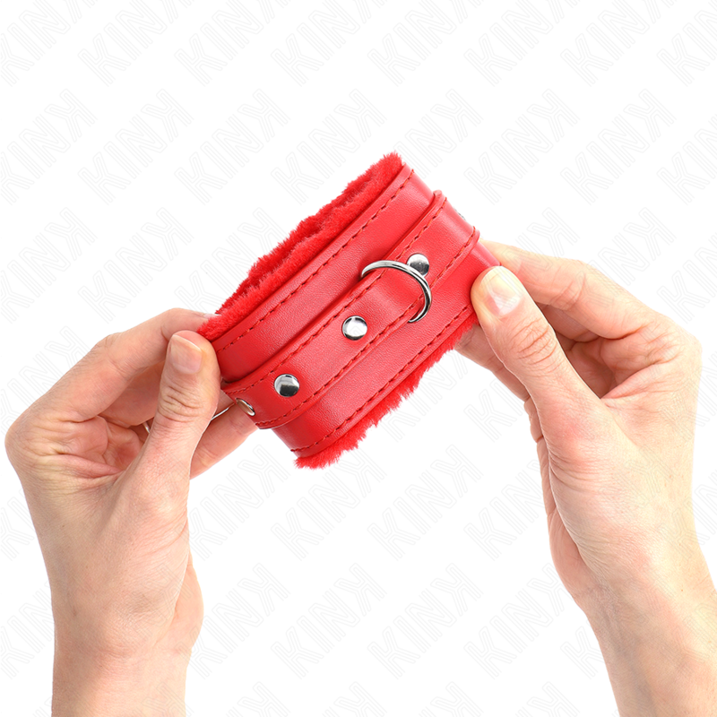 Kink - Poggipolsi Premium Imbottiti In Pelliccia Rossi Con Cintura Rossa Regolabile 17-29 Cm X 6 Cm - KINK WRIST RESTRAINT - Manette e Polsini | erosidea.com