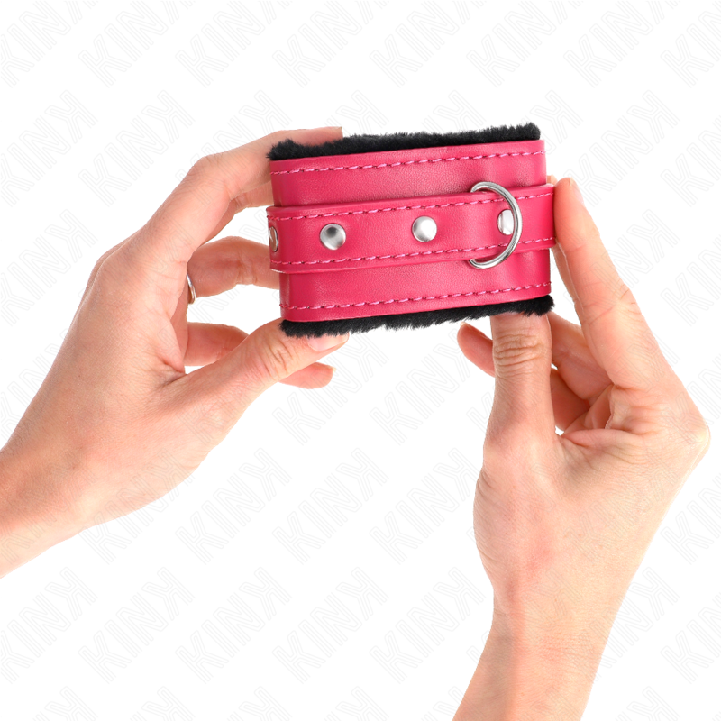 Kink - Poggipolsi Premium Foderati In Pelliccia Neri Con Cintura Rosa Lampone Regolabile 17-29 Cm X 6 Cm - KINK WRIST RESTRAINT - Manette e Polsini | erosidea.com
