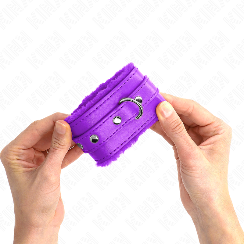 Kink - Poggipolsi Premium Imbottiti In Pelliccia Viola Con Cintura Viola Regolabile 17-29 Cm X 6 Cm - KINK WRIST RESTRAINT - Manette e Polsini | erosidea.com