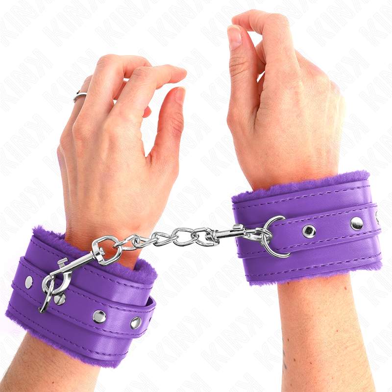 Kink - Poggipolsi Premium Imbottiti In Pelliccia Viola Con Cintura Viola Regolabile 17-29 Cm X 6 Cm - KINK WRIST RESTRAINT - Manette e Polsini | erosidea.com