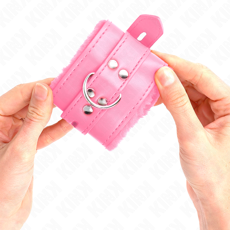 Kink - Polsini Imbottiti In Pelliccia Con Fori Quadri Rosa E Cintura Rosa Regolabile 17-29 Cm X 6 Cm - KINK WRIST RESTRAINT - Manette e Polsini | erosidea.com
