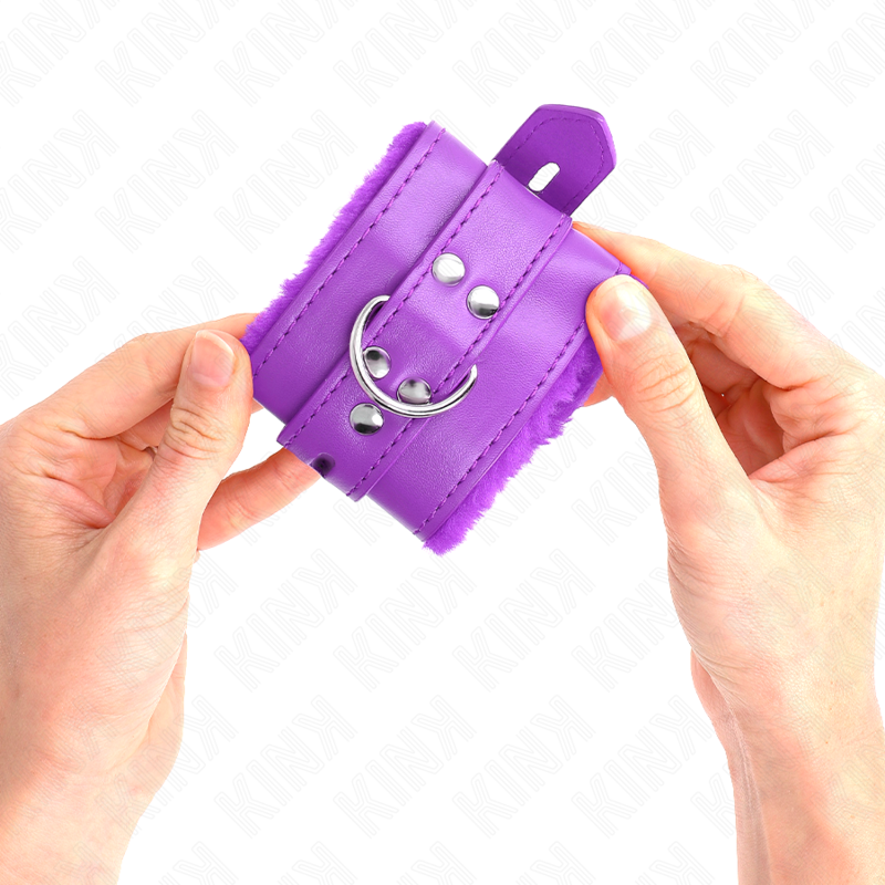 Kink - Polsini Imbottiti In Pelliccia Con Fori Quadri Viola E Cintura Viola Regolabile 17-29 Cm X 6 Cm - KINK WRIST RESTRAINT - Manette e Polsini | erosidea.com