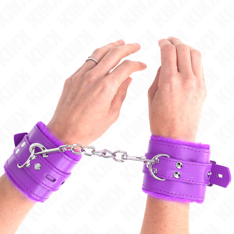 Kink - Polsini Imbottiti In Pelliccia Con Fori Quadri Viola E Cintura Viola Regolabile 17-29 Cm X 6 Cm - KINK WRIST RESTRAINT - Manette e Polsini | erosidea.com