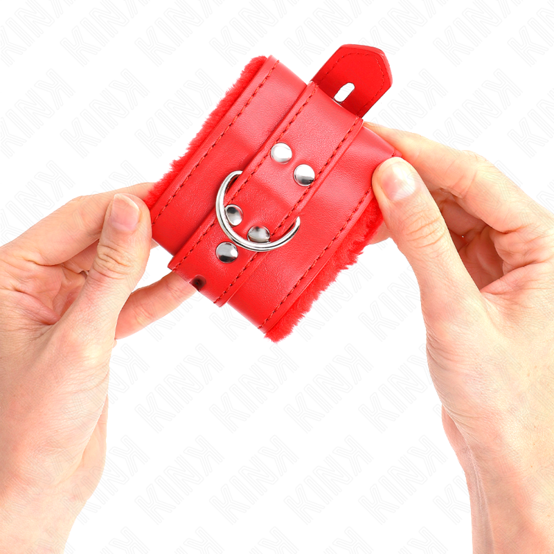 Kink - Polsini Imbottiti In Pelliccia Con Fori Quadri Rosso E Cintura Rossa Regolabile 17-29 Cm X 6 Cm - KINK WRIST RESTRAINT - Manette e Polsini | erosidea.com