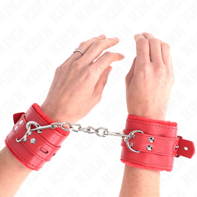 Kink - Polsini Imbottiti In Pelliccia Con Fori Quadri Rosso E Cintura Rossa Regolabile 17-29 Cm X 6 Cm - KINK WRIST RESTRAINT - Manette e Polsini | erosidea.com