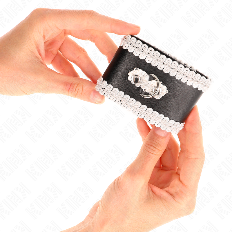 Kink - Polso Nero Con Pizzo Decorato Bianco Regolabile 20-23 Cm X 55 Cm - KINK WRIST RESTRAINT - Manette e Polsini | erosidea.com