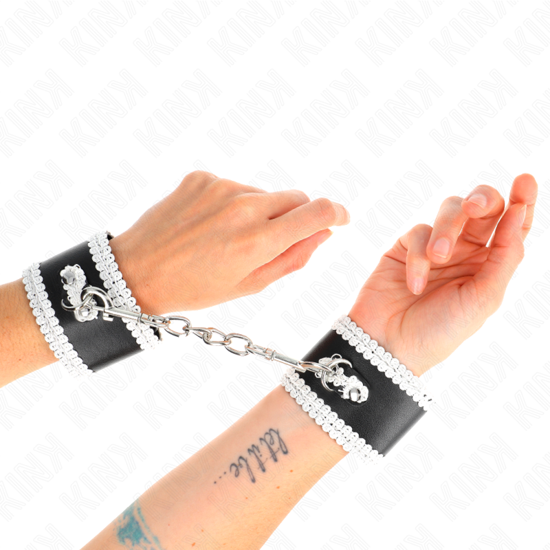 Kink - Polso Nero Con Pizzo Decorato Bianco Regolabile 20-23 Cm X 55 Cm - KINK WRIST RESTRAINT - Manette e Polsini | erosidea.com