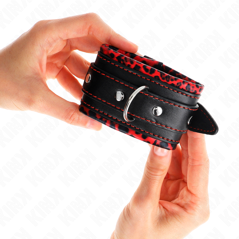 Kink - Poggipolsi Imbottiti In Pelliccia Rosso/Nero Regolabile 17-29 Cm X 6 Cm - KINK WRIST RESTRAINT - Manette e Polsini | erosidea.com