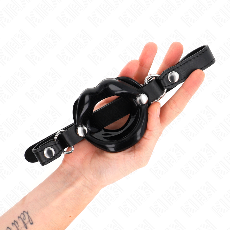 Kink - Bavaglio Lip 8 Cm Con Cinturino In Similpelle Nera 63 X 2 Cm Regolabile 39-58 Cm - KINK COLLAR & GAG - Ball Gag e Bavagli | erosidea.com
