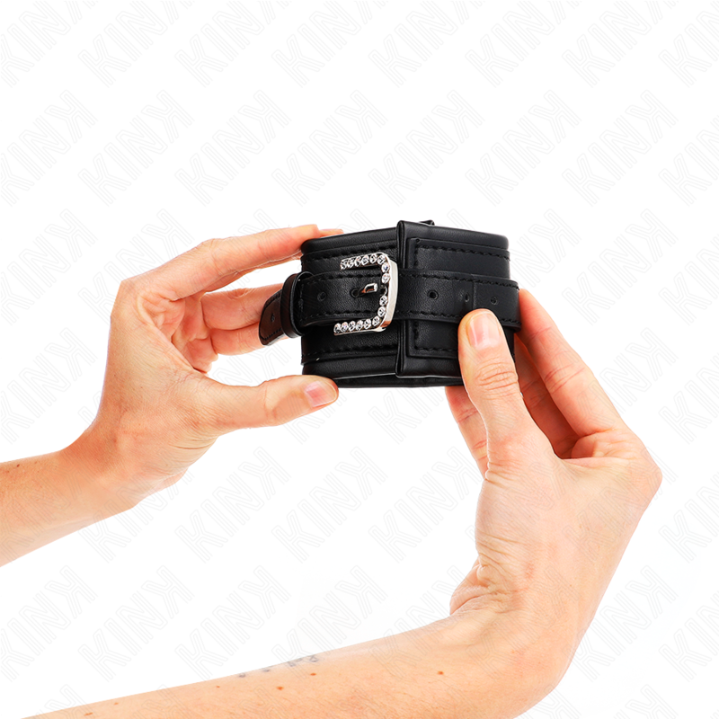 Kink - Poggipolso Con Fibbia Strass Nero Regolabile 25-32 Cm X 55 Cm - KINK WRIST RESTRAINT - Manette e Polsini | erosidea.com