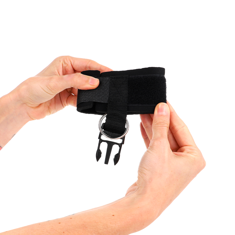 Kink - Tenuta Da Polso In Neoprene Con Gancio E Loop Nera Regolabile 22-34 Cm - KINK WRIST RESTRAINT - Manette e Polsini | erosidea.com